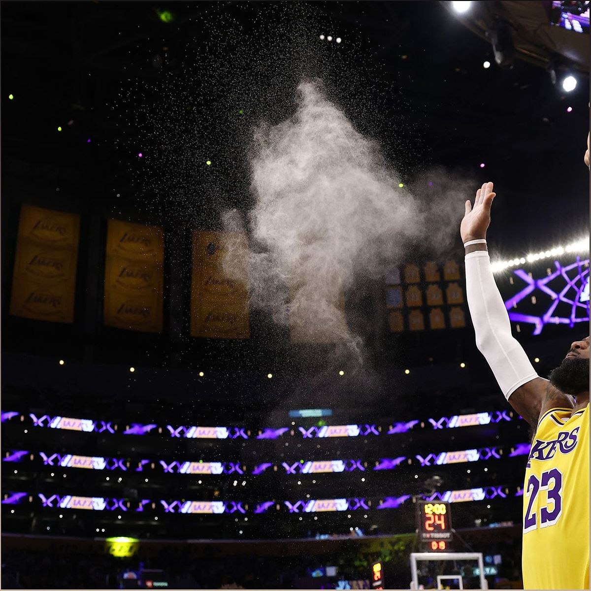 Anthony Davis tỏa sáng rực rỡ giúp Lakers giành chiến thắng trước Detroit Pistons - -1796118691