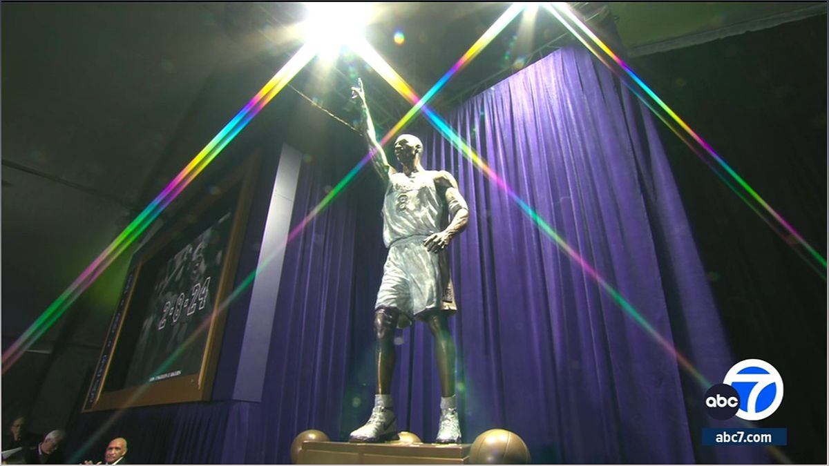 Kobe Bryant được tôn vinh bằng một bức tượng đồng tại Los Angeles Lakers - 1743989948