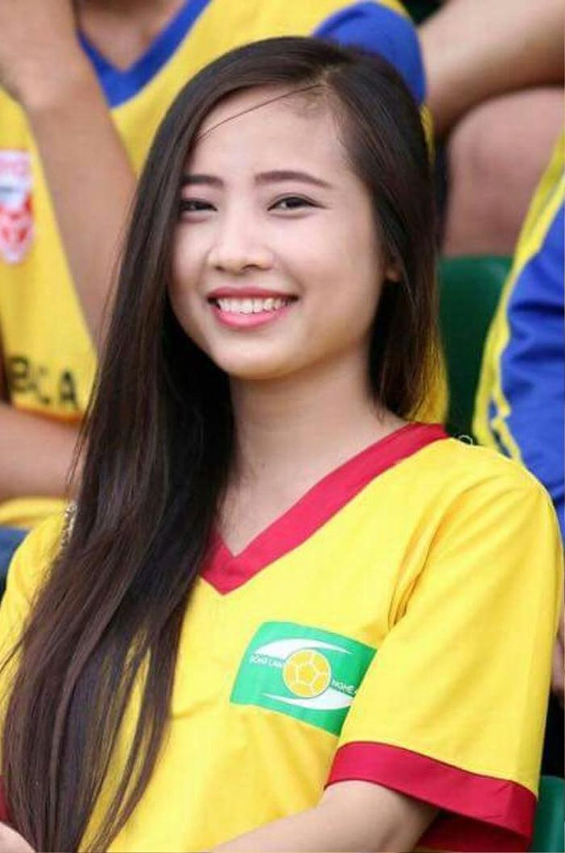 Các hot girl nổi tiếng yêu bóng đá ở Việt Nam - 1972836183