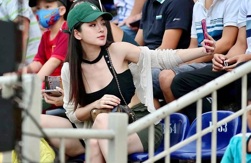 Fan MU nóng bỏng nhất Việt Nam - Tú Linh và Hoàng Yến Chibi: Vẻ đẹp quyến rũ và tài năng đa dạng - 785786487