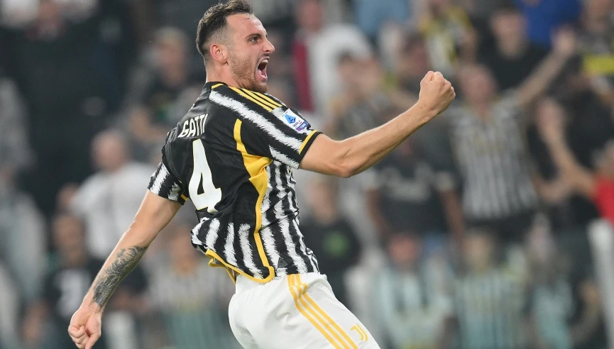 Juventus vượt lên đầu bảng Serie A